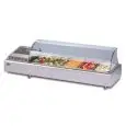 EXPOSITOR DE SOBREMESA VITRINA REFRIGERADA - SERIE GASTROSERVICECOLDC - Estructura de acero INOXIDABLE - Contiene CUBETAS GN (TODOS LOS FORMATOS GN H Máx. 10 cm) - Temp. °C +2/+10 - Monofásico - ESTÁTICA - CRISTAL CURVO ABRIBLE