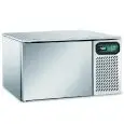 ABATIDOR DE TEMPERATURA - Mod ALLFOR23 - Refrigeración por aire - Capacidad de bandejas: N. 3 x GN 2/3 (cm 35,4x32,5) - Rendimiento abatimiento positivo: +3° (Kg 8) - Rendimiento abatimiento negativo: -40° ( Kg 6 ) - Medidas ext. cm L 66 x P 64 x h 42 - N