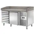MESA REFRIGERADA PARA PREPARACIÓN DE PIZZA EN ACERO INOX - Para Contenedores o Cajas de PIZZA cm 60 x 40 x 7 H - VENTILADO - Mod. CM1612TN - N. 1 Puerta Refrigerada + 1 CAJONERA NEUTRA de N. 7 CAJONES - TEMPERATURA -2°/+8°C - Medidas cm. L 151,5 x P 80 x 
