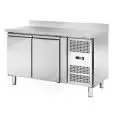 MESA REFRIGERADA CON PETO POSTERIOR DE ACERO INOX - VENTILADO - Mod. AK2204TN - GASTRONORM 1/1 (cm 53 x 32,5) - N. 2 Puertas - Cerradura - Capacidad Lt 282 - TEMPERATURA -2°/+8°C - Medidas cm. L 136 x P 70 x h 95 - CE