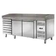MESA REFRIGERADA PARA PREPARACIÓN DE PIZZA EN ACERO INOX - Para Contenedores o Cajas de PIZZA cm 60 x 40 x 7 H - VENTILADO - Mod. CM2612TN - N. 2 Puertas Refrigeradas + 1 CAJONERA NEUTRA de N. 7 CAJONES - TEMPERATURA -2°/+8°C - Medidas cm. L 202,5 x P 80