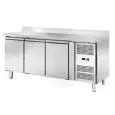 MESA REFRIGERADA CON PETO POSTERIOR DE ACERO INOX - VENTILADA - Mod. AK3204TN - GASTRONORM 1/1 (53 X 32,5 cm) - 3 PUERTAS - CERRADURA - CAPACIDAD 417 Lt - TEMPERATURA -2°/+8°C - MEDIDAS cm L 179,5 x P 70 x H 95 - NORMA CE