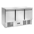MESA ENSALADERA Y MESA DE TRABAJO REFRIGERADA - Mod. AK943T - Estática - GASTRONORM 1/1 (cm 53x32,5) - ENCIMERA DE ACERO INOX - N. 3 Puertas Refrigeradas - Temperatura +2°/+8°C - Medidas cm L 136,5 x P 70 x h 85 - CE