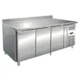 MESA REFRIGERADA CON PETO DE ACERO INOX AISI 304 - VENTILADO - Mod. ECZ3200BT - GASTRONORM 1/1 (cm 53 x 32,5) - N. 3 PUERTAS - CAPACIDAD Lt 465 - TEMPERATURA -10°/-20°C - Dim. cm. L 179,5 x P 70 x h 96 - CE