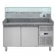 MESA REFRIGERADA PARA PREPARACIÓN DE PIZZA DE ACERO INOX - CON VITRINA PARA INGREDIENTES - PARA CONTENEDORES DE PIZZAS 60 X 40 - VENTILADO - Mod DB2600TN38 - 2 PUERTAS REFRIGERADAS - TEMPERATURA -2°/+8°C - Medidas cm L 151 x P 80 x h 143,5