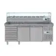 MESA REFRIGERADA PARA PREPARACIÓN DE PIZZA DE ACERO INOX - CON VITRINA PARA INGREDIENTES - PARA CONTENEDORES DE PIZZAS 60 X 40 - VENTILADO - Mod DB2610TN38 - 2 PUERTAS REFRIGERADAS + 1 CAJONERA NEUTRA CON N 7 CAJONES - TEMPERATURA -2°/+8°C - Medidas cm L 