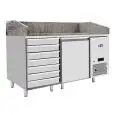 MESA REFRIGERADA PARA PREPARACIÓN DE PIZZA EN ACERO INOX - Mod. EPF3490GR - CLASE ENERGÉTICA A - PARA CAJAS DE PIZZA cm 60x40 - VENTILADO - N. 1 Puerta - N. 7 CAJONES NEUTROS cm 60x40 - Temperatura -2°/+8°C - Dim. cm. L 151 x P 80 x h 100/160 - CE