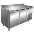 MESA REFRIGERADA CON PETO DE ACERO INOX AISI 304 - VENTILADO - Mod. G-GN2200TN - GASTRONORM 1/1 (cm 53 x 32,5) - 2 PUERTAS - CAPACIDAD BRUTA Lt 282 - TEMPERATURA -2°/+8°C - Medidas cm. A 136 x F 70 x h 96 - CE