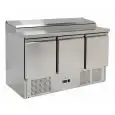 SALADETTE Y MESA REFRIGERADA DE ACERO INOX AISI 201 - Mod. G-PS300-FC - ESTÁTICA -GASTRONORM 1/1 (cm 53 x 32,5) - 3 PUERTAS REFRIGERADAS - TEMPERATURA +2°/+8°C - Medidas cm. A 136,5 x F 70 x h 97 - CE