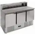 Mesa refrigerada para preparación de pizza y ensaladas de acero inox AISI 201 - Mod G-PS903-FC - Gastronorm 1/1 (cm 53 x 32,5) - Estático - 3 puertas refrigeradas - Temperatura +2°/+8°C - Medidas cm L 136,5 x P 70 x 102 H