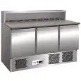 Mesa refrigerada para preparación de pizza y ensaladas de acero inox AISI 304 - Mod G-PS903 - Gastronorm 1/1 (cm 53 x 32,5) - Estático - 3 puertas refrigeradas - Temperatura +2°/+8°C - Medidas cm L 136,5 x P 70 x 110 H