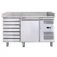 MESA REFRIGERADA PARA PREPARACIÓN DE PIZZA DE ACERO INOX AISI 201 - PARA CONTENEDORES PIZZAS cm 60x40 - VENTILADO - Mod. G-PZ1610TN-FC - N. 1 PUERTA REFRIGERADA + 1 CAJONERAS NEUTRAS CON N. 7 CAJONES - TEMPERATURA -2°/+8°C - Medidas cm A 151 X F 80 X h 10