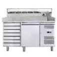 MESA REFRIGERADA PARA PREPARACIÓN DE PIZZA DE ACERO INOX AISI 201 - CON VITRINA PARA INGREDIENTES - PARA CONTENEDORES DE PIZZAS 60 X 40 - VENTILADO - Mod. G-PZ1610TN33-FC - 1 PUERTA REFRIGERADA + 1 CAJONERA NEUTRA CON N. 7 CAJONES - TEMPERATURA -2°/+8°C -