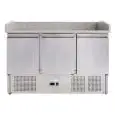 MESA REFRIGERADA PARA PREPARACIÓN DE PIZZA DE ACERO INOX AISI 201 - GASTRONORM 1/1 (cm 53 x 32,5) - ESTÁTICO - Mod. G-S903PZVRX FC - CON VITRINA PARA INGREDIENTES - 3 PUERTAS REFRIGERADAS - TEMPERATURA +2°/+8°C - Medidas cm. A 140 x F 70 x h 102 - CE
