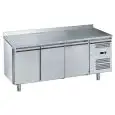 MESA REFRIGERADA CON PETO DE ACERO INOX AISI 201 - PARA SNAKS - VENTILADO - Mod. G-SNACK3200TN-FC - 3 PUERTAS - CAPACIDAD BRUTA Lt 239 - TEMPERATURA -2°/+8°C - Medidas cm. A 179,5 x F 60 x h 95 - CE