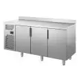 MESA REFRIGERADA CON PETO DE ACERO INOX AISI 304 - PASTELERÍA - Mod. LVHG732 - N. 3 PUERTAS - CAPACIDAD Lt. 530 - TEMPERATURA  -15°/-18°C - Dimensiones cm L 190 x P 80 x H 93,5 - CE