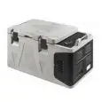 CONTENEDOR ISOTÉRMICO CON APERTURA SUPERIOR (POZO) - Mod KOALA 80 - ENCHUFABLE EN LOS MECHEROS DE COCHES - Para el transporte de productos FOOD o no FOOD fríos o congelados - APTO para GN 1/1 o submúltiplos - Capacidad Lt 73 - Medidas cm L 56 x P 94 x 55 
