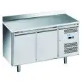 Mesa refrigerada con peto de acero inox AISI 201 - Mod M-GN2200BT-FC - Gastronorm 1/1 (cm 53 x 32,5) - Ventilada - 2 puertas - Capacidad bruta 282 litros - Temperatura -18°/-22°C - Medidas cm L 136 x P 70 x H 95