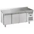 Mesa refrigerada con peto de acero inox AISI 201 - Mod M-GN3200BT-FC - Gastronorm 1/1 (cm 53 x 32,5) - Ventilada - 3 puertas - Capacidad bruta 417 litros - Temperatura -18°/-22°C - Medidass cm L 179,5 x P 70 x H 95