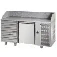 MESA REFRIGERADA PARA PREPARACIÓN DE PIZZA DE ACERO INOX AISI 304 - Mod. QA02MC6 - PARA CONTENEDORES DE PIZZA cm 60x40 - VENTILAOO - N. 1 PUERTA - N. 6 CAJONES NEUTROS cm 60x40 - Temperatura 0°/+10°C - Medidas cm. L 161 x P 80 x h 103/110 - CE