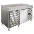 MESA REFRIGERADA PARA PREPARACIÓN DE PIZZA DE ACERO INOX AISI 304 - PARA CONTENEDORES DE PIZZA cm 60x40 - VENTILADO - Mod PZF01C - N 1 PUERTA REFRIGERADA + 1 CAJONERA NEUTRA con N 7 CAJONES - TEMPERATURA +2°/+8°C - Dim cm L 151,5 X P 80 X h 100