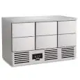 Mesa saladette refrigerada modelo SALADETTE SF 906 CST, temperatura +2°C / +8°C, capacidad bruta 793 Lt, dimensiones exteriores 1368 x 700 x 870 mm.