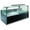 MOSTRADOR VITRINA DE ALIMENTOS REFRIGERATO CON SERVICIO ASISTIDO - Mod. AMAS 150 XL - VATIOS ABSORBIDOS W 660 - CONSUMO DE ENERGÍA KwH/24H 8,85 - SUPERFICIE EXPOSITIVA mq 1,36  - RESERVA 1450 LITROS - MEDIDAS Cm L 156 X P 120 X h 128