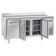 MESA REFRIGERADA CON PETO DE ACERO INOX - PARA SNACK - MOD. SR 3200 - N. 3 PUERTAS - VENTILADO - CAPACIDAD Lt. 358 - TEMPERATURA -2° / +8° C - DIM. Cm L 180 x P 60 x H 95 - CE