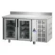 MESA REFRIGERADA CON PETO DE ACERO INOX AISI 304 - VENTILADO - Mod. UG02MPVAL - GASTRONORM 1/1 - N. 2 PUERTAS DE CRISTAL - Temperatura 0°/+10°C - Medidas cm. L 142 x P 70 x h 95/102 - CE